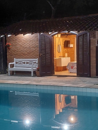 プール. Cozy suite with relaxing pool view surrounded by nature