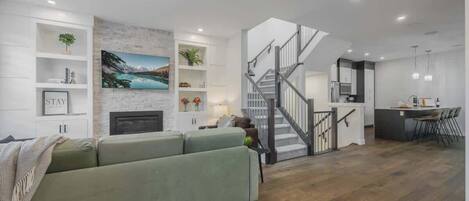 テレビ、暖炉、書斎 / ワークスペース