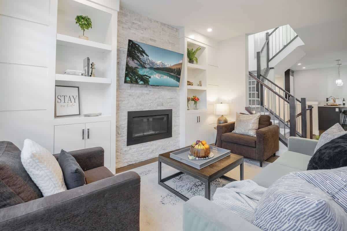 Télévision, cheminée, espaces bureaux