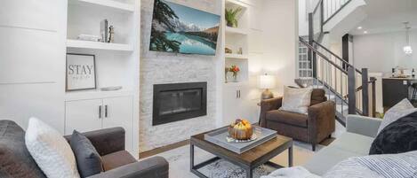 Televisie, een open haard en een kantoor