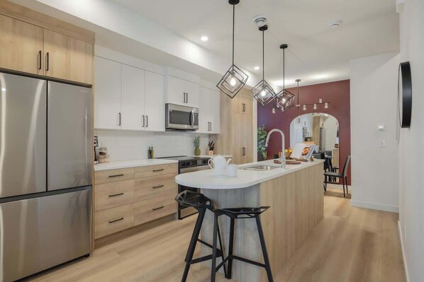 Kühlschrank, Mikrowelle, Ofen, Herdplatte