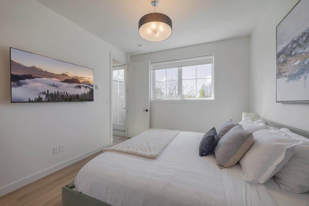 3 bedrooms, desk, iron/ironing board, travel crib