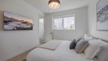 3 bedrooms, desk, iron/ironing board, travel crib