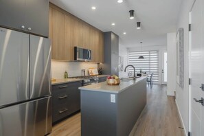 Een koelkast, een microgolfoven, een oven, een kookplaat