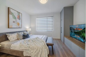 3 quartos, escrivaninha, ferros/tábuas de passar roupa, berço de viagem