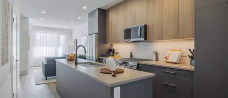 Køleskab, mikrobølgeovn, ovn, kogeplade