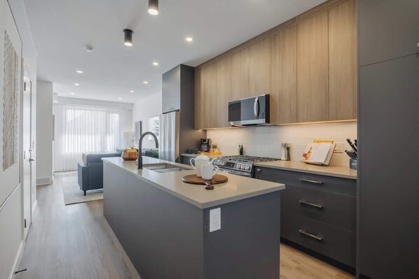 Een koelkast, een microgolfoven, een oven, een kookplaat