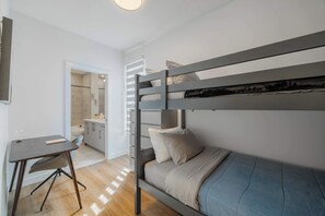 3 soverom, skrivebord, strykejern/-brett og reiseseng for barn