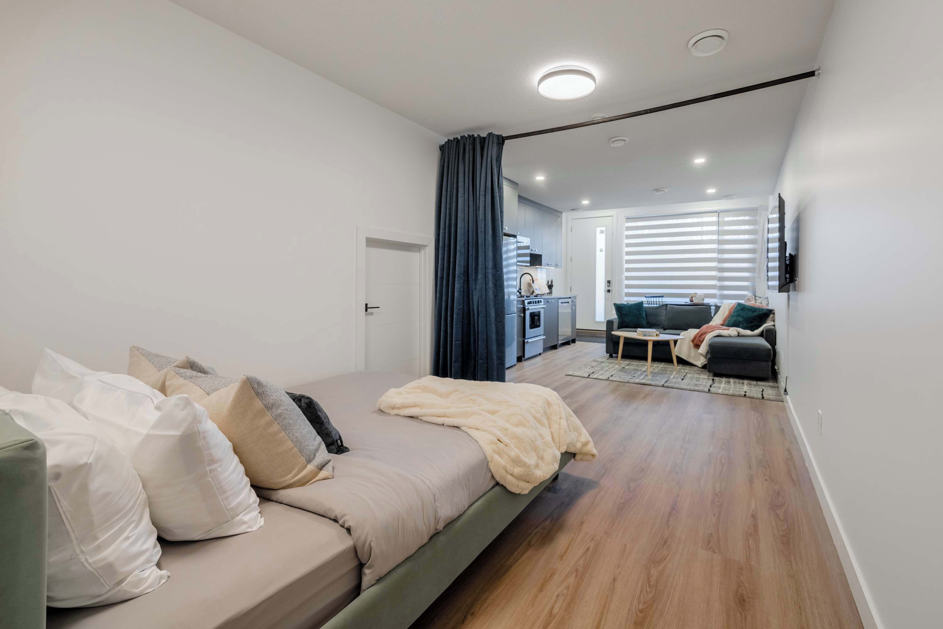 1 chambre, bureau, fer et planche à repasser, lit de bébé portatif