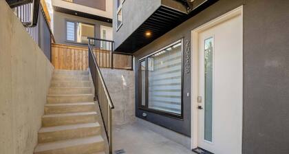 Natural Light, Big Windows, Studio w/ AC