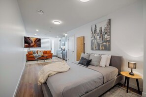 4 عدّة غرف نوم ومكتب ومكواة/لوح كي وسرير سفر