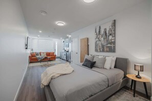 4 bedrooms, desk, iron/ironing board, travel crib