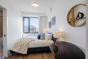 4 bedrooms, desk, iron/ironing board, travel crib - Upper+Lower, Great for Large Families, Fenced Yard (Calgary)