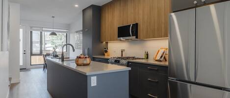 Réfrigérateur, micro-ondes, four, plaque de cuisson