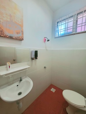 Dusche, Bidet, Handtücher, Seife