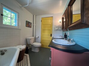 Regadera, toallas, papel de baño