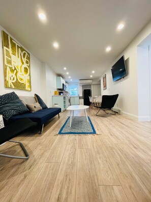 Smart TV - Prime World Cup Lodging! 2-bedroom garden apartment in Town house in Jersey City (Jersey City)