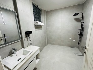 Ducha, secador de pelo, bidé y toallas