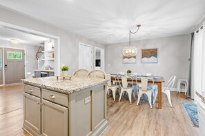 Dining - Cedar Point/Kalahari/Sports Force/Hot tub/Firepit/EV/Pets/Beach/Fireplace/Park (Huron)