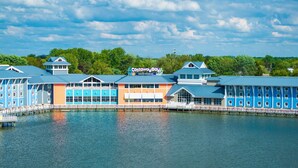 Rantakadun varrella sijaitseva rakennus, jonka kyltissä lukee: ”Castaway Bay - sisävesipuisto”.