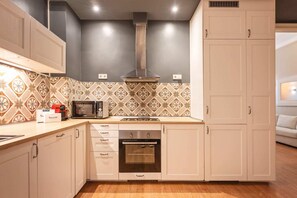 Kühlschrank, Mikrowelle, Ofen, Herdplatte