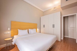 5 Schlafzimmer, Schreibtisch, Bügeleisen/Bügelbrett, kostenloses WLAN