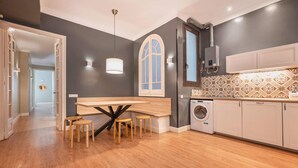 Una cocina moderna con una isla central, lavadora y un salpicadero decorativo.