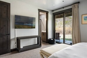 4 bedrooms, desk, iron/ironing board, travel crib