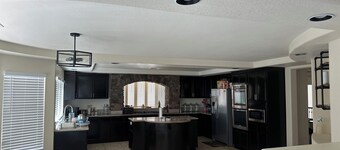 Las Vegas Spacious 4-bedroom mini mansion with AC, WiFi and much more