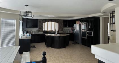 Las Vegas Spacious 4-bedroom mini mansion with AC, WiFi and much more