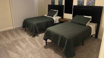 5 bedrooms, iron/ironing board, WiFi, bed sheets