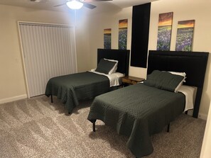 5 bedrooms, iron/ironing board, WiFi, bed sheets