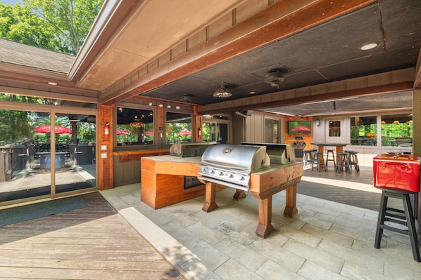 Outdoor dining