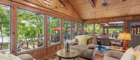 Älytelevisio, takka, kirjoja, stereot