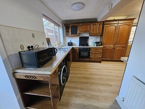 Casa | Cocina privada | Frigorífico, microondas, horno y placa de cocina