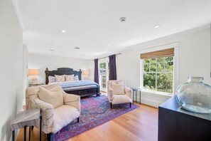 5 bedrooms, desk, iron/ironing board, travel cot