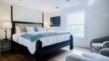 5 bedrooms, desk, iron/ironing board, travel crib