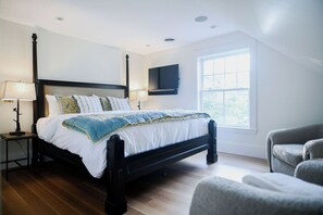 5 bedrooms, desk, iron/ironing board, travel crib