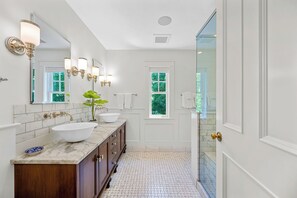 Shower, hair dryer, towels, soap - 5BDRM Renovated Historic | Downtown| Shuttle| Bike Path (Stowe)