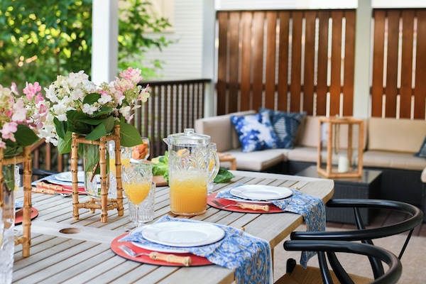 Multi-Generational Sanctuary in the Heart of Stowe, Walk to Everthing.