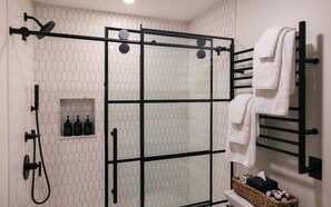 Een douche, een haardroger, handdoeken