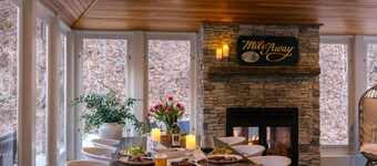 1 Mile to Slopes •Hot Tub • Shuttle • VT Farmhouse