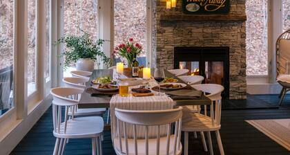 1 Mile to Slopes •Hot Tub • Shuttle • VT Farmhouse