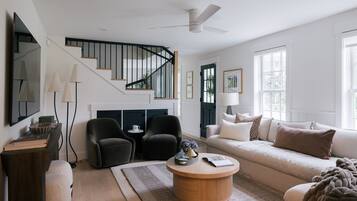 Smart TV, fireplace, books, stereo