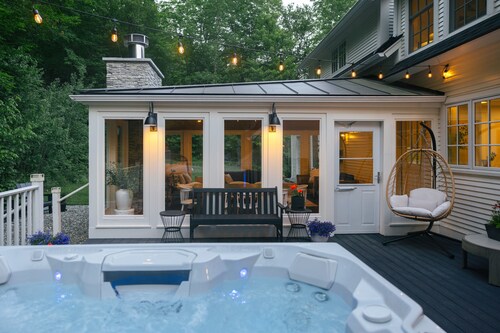 1 Mile to Slopes •Hot Tub • Shuttle • VT Farmhouse
