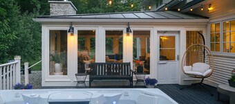 1 Mile to Slopes •Hot Tub • Shuttle • VT Farmhouse