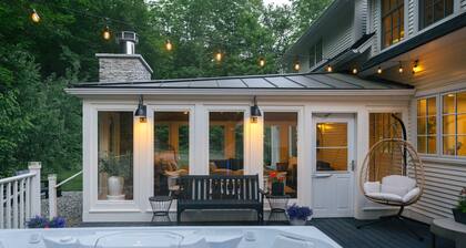 1 Mile to Slopes •Hot Tub • Shuttle • VT Farmhouse