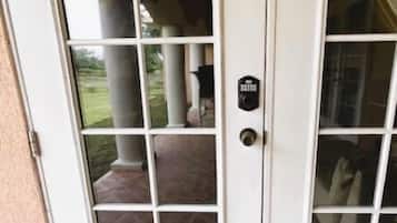 Pintu masuk properti