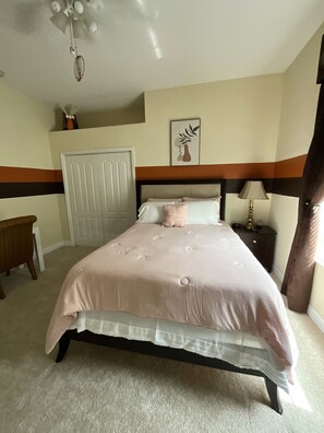 Room | Individually decorated, individually furnished, desk, blackout curtains - Quiet Lakeview Home (Wesley Chapel)