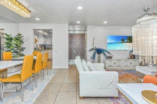 Bright and Stylish Downtown Condo | 4 Beds | 2BR/2BA| Sleeps 8 | Walk to Shops